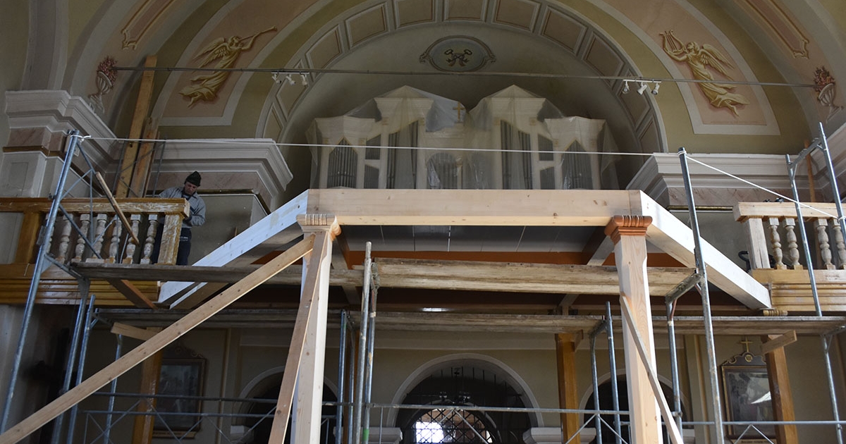 Bővítik a karzatot